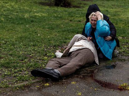 Una mujer llora junto al cuerpo de su padre, muerto durante un bombardeo ruso el pasado 18 de abril en Járkov.