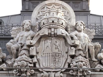 Escudo en la fachada del Banco de Espa&ntilde;a de Madrid.
