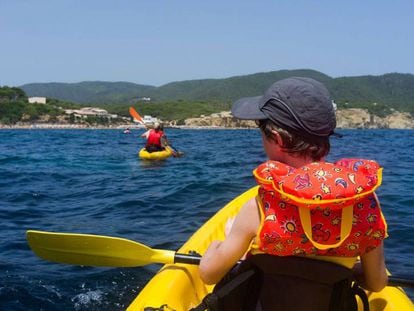 Ruta en kayak de mar con ni&ntilde;os en Es Figueral, en Ibiza.