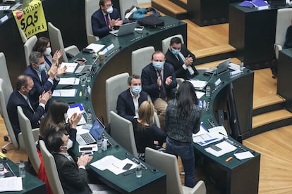 Los concejales de Ciudadanos aplauden la nueva ordenanza de las terrazas, durante el pleno del Ayuntamiento de Madrid.