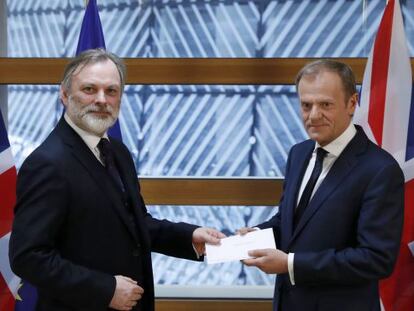 Tim Barrow entrega la carta de activación de brexit a Donald Tusk en Bruselas