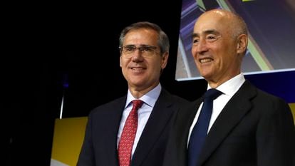 El consejero delegado de Ferrovial, Ignacio Madridejos, junto al presidente de la compañía, Rafael del Pino,  en la junta de accionistas celebrada en Madrid el 13 de abril.