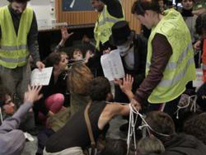 Un grupo de 'indignados' del 15-M han entrado en la sede de la patronal hoy en Madrid