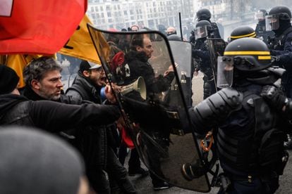 La policía antidisturbios francesa hace retroceder a los manifestantes cuando estallan los enfrentamientos, durante las manifestaciones en el segundo día de protestas nacionales por la reforma de pensiones propuesta por el gobierno, este lunes en la ciudad de Nantes.