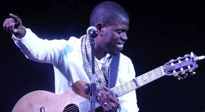 El cantante angole&ntilde;o Serpiao Tom&aacute;s, conocido art&iacute;sticamente como Tot&oacute;, que ha sido uno de los ganadores de la octava edici&oacute;n del certamen musical &quot;Vis a vis&quot;, celebrado este fin de semana en Luanda.