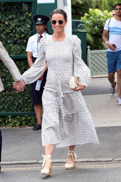 Pippa Middleton viste un vestido estampado premamá, con mangas abullonadas de Anna Mason.