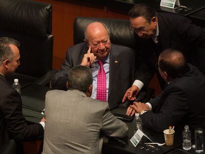 Carlos Romero Deschamps en la sesión en la Cámara de Senadores.