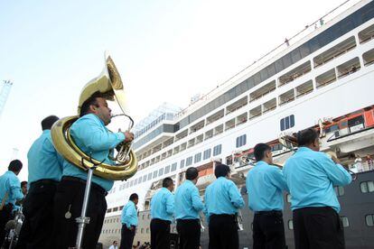 Una banda de música sinaloense esperaba en el puerto de Mazatlán el arribo del crucero.