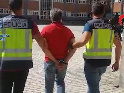 El responsable de la mafia calabresa 'Ndrangueta en Madrid, Domenico Paviglianiti, custodiado por dos policías en Madrid en agosto.
