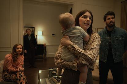 Lauren Ambrose, Rupert Grint, Nell Tiger Free y Toby Kebbell, en la tercera temporada de 'Servant'.