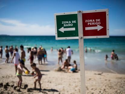 Señalización de zona de peligro para bañarse en la playa de Razo en Carballo, situada en  Costa da Morte, en una imagen de archivo.