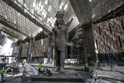 Tareas de limpieza en una sala del Gran Museo Egipcio de Giza, donde se levanta una estatua gigante del faraón egipcio Ramsés II.