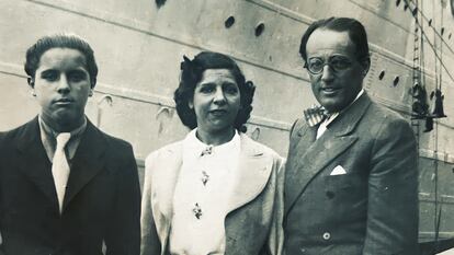 Salvador Valverde, a la derecha, junto a su mujer y su hijo Salvador, en una foto tomada en 1939.