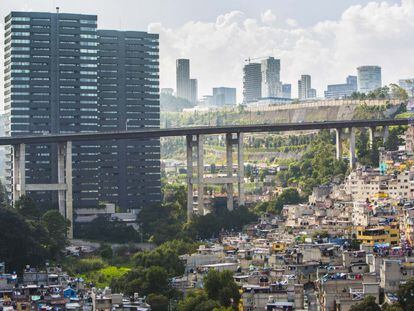 Una autopista elevada separa una barriada humilde de unos edificios de lujo.