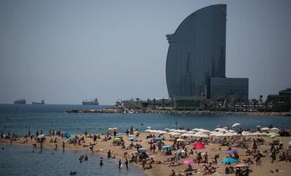 La platja de la Barceloneta amb l'hotel W de fons. 