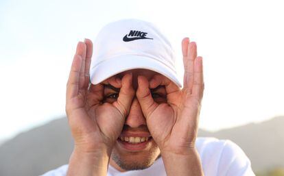 Carlos Alcaraz hace uno de sus gestos característicos durante una sesión fotográfica en Indian Wells.