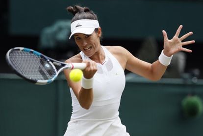 La tenista española Garbiñe Muguruza devuelve la pelota a su rival de semifinales, la eslovaca Magdalena Rybarikova.