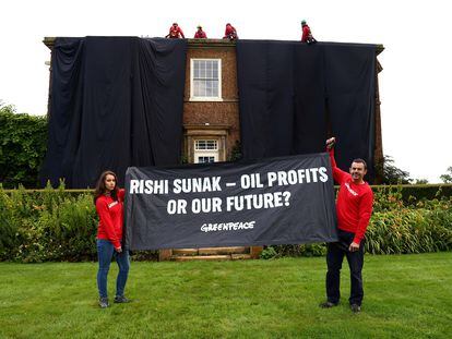 Activistas de Greenpeace, tras cubrir con una tela negra la mansión de Rishi Sunak en Richmond (Yorkshire, Inglaterra), el pasado 3 de agosto.