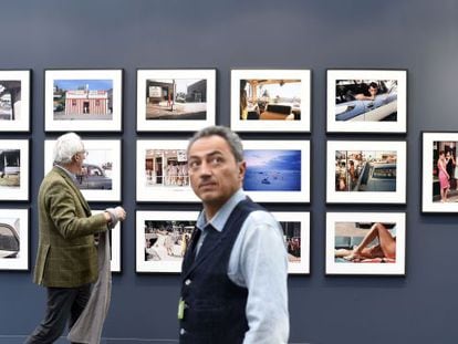 Visitantes de la feria Paris Photo recorren uno de los estands del Grand Palais, con fotos de Joel Meyerowitz.