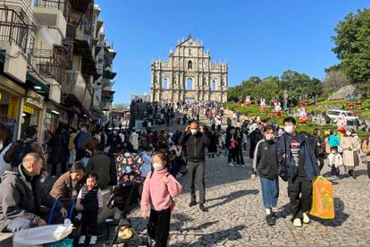 Turistas de China continental visitan las ruinas de la Catedral de San Pablo en Macao, el 18 de enero.