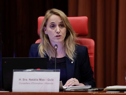 La consejera de Economía y Hacienda, Natalia Mas, durante su comparecencia este miércoles en el Parlament. / Quique García (EFE)