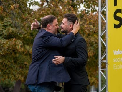 Oriol Junqueras y Gabriel Rufián se abrazab en un mitin en Santa Coloma de Gramenet, el 23 de octubre.
23/10/2022