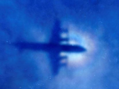 Un avión de la Fuerza Aérea de Nueva Zelanda busca restos del MH370 en marzo pasado.