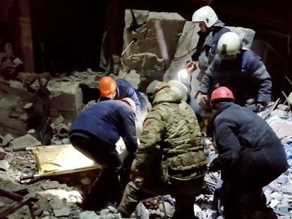 Miembros de los servicios de emergencias recuperan cuerpos entre los escombros de un edificio atacado en Lisichansk, en el este de Ucrania, el 3 de febrero.