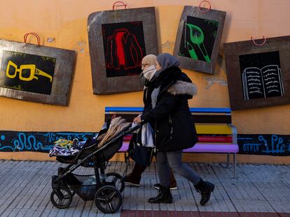 Dos mujeres con velo y un carrito de bebé, en Calella.