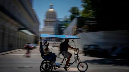 Un bicitaxi lleva a un pasajero en La Habana, Cuba el martes 17 de mayo.