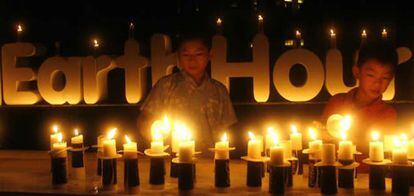 Niños con velas en la ciudad Jakarta