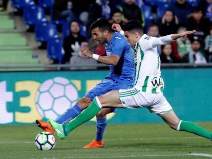 Bartra intenta taponar el tiro de Ángel, del Getafe. 