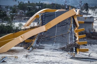 Un puente destruido por el paso del tsunami en Palu.