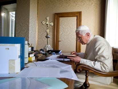 Benedicto XVI, en la residencia papal de Castel Gandolfo, cerca de Roma, el 23 de julio de 2010.