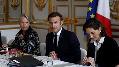 El presidente de Francia, Emmanuel Macron, en el centro, rodeado de la primera ministra, Elisabeth Borne, y de la ministra de Deportes, Amélie Oudéa-Castéra, este jueves en el palacio del Elíseo.