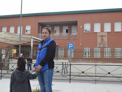 Yessenia Ramos, de 26 años, y su hija, de cuatro años, frente al CEIP Leonardo Da Vinci, en Móstoles.