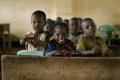 Alumnos somalíes de una escuela de un campo de refugiados de Kenia, en una imagen de archivo. / JEROME DELAY (AP)