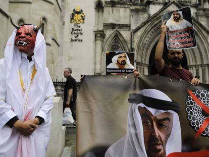 Manifestantes con carteles contrarios al emir de Dubái, este martes ante la Suprema Corte en Londres.