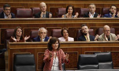 La vicepresidenta del Gobierno, Carmen Calvo, interviene en el Pleno del Congreso. 