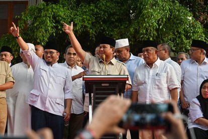 El candidato presidencial Prabowo Subianto hace un gesto en una conferencia de prensa durante las elecciones generales en Yakarta.