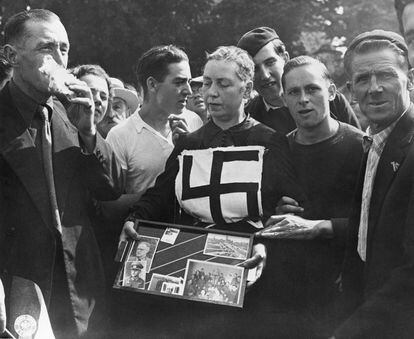 Una francesa, supuesta colaboradora de los nazis en la ciudad de Laval (Francia), es señalada con la esvástica tras la liberación de la localidad por los estadounidenses.