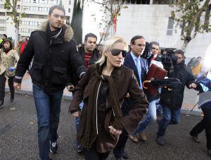 Marta Dominguez sale con su marido de los juzgados de Plaza Castilla en diciembre de 2010.