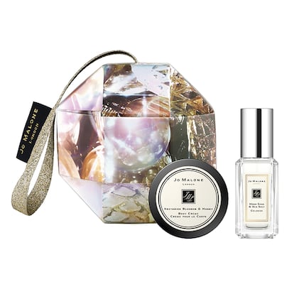 Un adorno navideño. Este año, en lugar de dejar el regalo a los pies del árbol, lo vas a colgar de una de sus ramas. El ornamento que propone Jo Malone London incluye una minifragancia Cologne Wood Sage & Sea Salt de 9 ml. y una crema corporal English Pear & Freesia de 15 ml., por un precio de 25 euros.