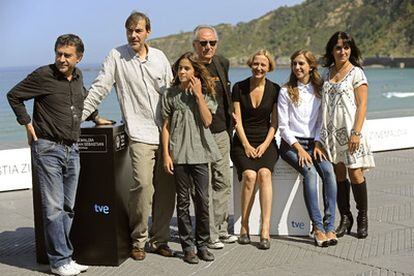 Jordi Cadena (en el centro, con gafas negras) y Judith Colell (derecha), con el equipo de <i>Elisa K.</i>