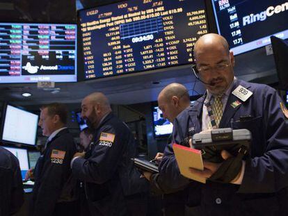 Operadores de Bolsa en el parqu&eacute; de Wall Street.