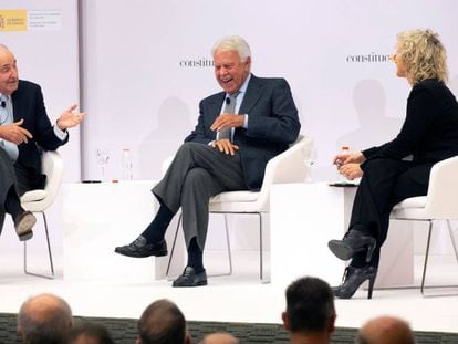 Miquel Roca, Felipe González y la periodista Mònica Terribas.