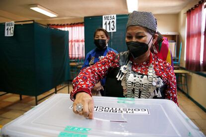 La expresidenta chilena de la Convención Constituyente, Elisa Loncón, emite su voto durante el referéndum para aprobar o rechazar la nueva Constitución, en un colegio electoral en Santiago.