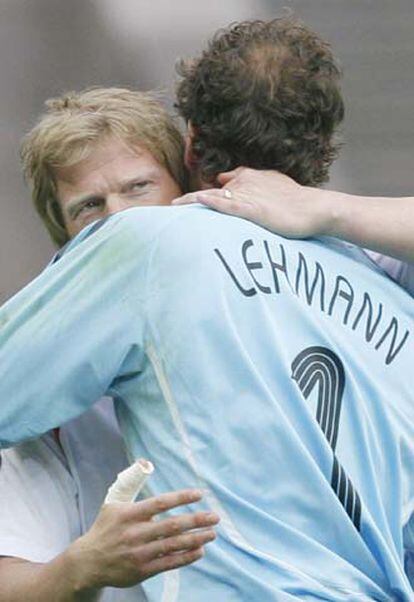 Oliver Kahn abraza a su compañero Jens Lehmann antes de iniciarse la tanda de penaltis.