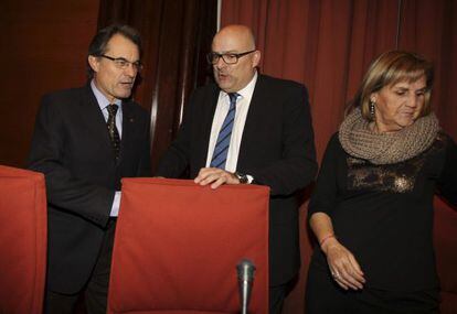 Artur Mas, con el vicepresidente primero en funciones del Parlament, Llu&iacute;s M. Corominas; y la presidenta en funciones del Parlament, N&uacute;ria de Gispert.