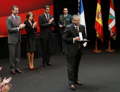 El diseñador Emilio Gil Cerracín muestra la medalla.